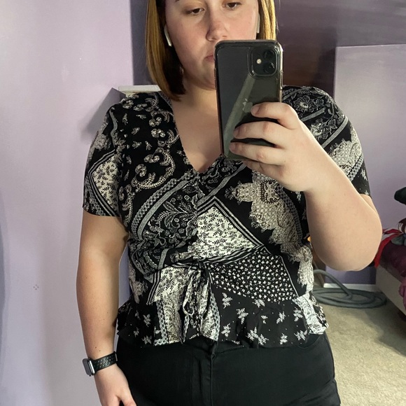 RUFFLE CROP TOP - Picture 2 of 3